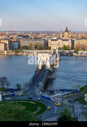 Une photo du St. Basilique Étienne et pont des chaînes Szechenyi, avec la place Adam Clark au fond. Banque D'Images