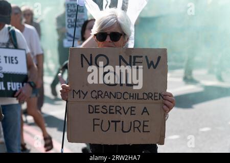 Londres, Royaume-Uni. 16 septembre 2023. Les militants pour le climat marchent sur la place du Parlement pour exiger un rapide, fin juste et équitable des combustibles fossiles et de condamner les plans du Premier ministre Rishi Sunak de « maximiser » les réserves de pétrole et de gaz de la mer du Nord malgré l'avertissement des scientifiques qu'il ne peut y avoir de nouveaux forages si le monde veut rester dans les limites climatiques habitables. La manifestation, l'une des centaines dans le monde entier, a été programmée pour coïncider avec un rassemblement des dirigeants mondiaux à New York la semaine prochaine pour le Sommet de l'ambition climatique du Secrétaire général des Nations Unies. Crédit : Ron Fassbender/Alamy Live News Banque D'Images