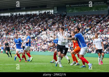 Derby, Royaume-Uni. 16 septembre 2023. Craig Forsyth du comté de Derby et Marlon Pack de Portsmouth se battent pour la position lors du match EFL Sky Bet League 1 entre Derby County et Portsmouth au Pride Park Stadium, Derby, Angleterre le 16 septembre 2023. Photo de Stuart Leggett. Usage éditorial uniquement, licence requise pour un usage commercial. Aucune utilisation dans les Paris, les jeux ou les publications d'un seul club/ligue/joueur. Crédit : UK Sports pics Ltd/Alamy Live News Banque D'Images