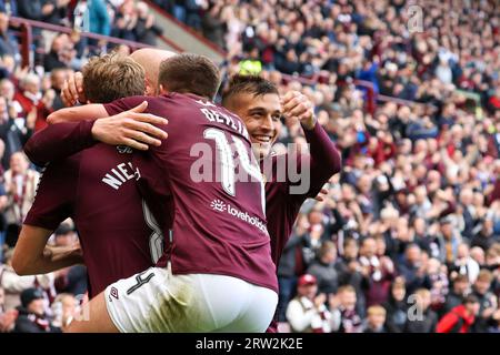 Edimbourg, Royaume-Uni. 16 septembre 2023. Edimbourg. Écosse. Tynecastle Park 16 septembre 2023 pendant le match de Cinch Scottish Premiership entre Heart et Midlothian et Aberdeen, Hearts célèbre leur deuxième but (crédit photo : David Mollison/Alamy Live News Banque D'Images