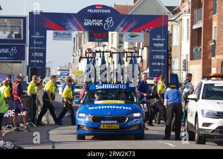 Une voiture de soutien avec des vélos sur le dessus conduisant sur Sea Road à Felixstowe avant le départ de l'étape 5 du Tour de Grande-Bretagne 2023. Banque D'Images