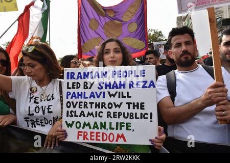 Londres, Angleterre, Royaume-Uni. 16 septembre 2023. Les Iraniens ont défilé devant l'ambassade iranienne à travers le centre de Londres pour commémorer le premier anniversaire de la mort de Mahsa Amini. Mahsa Amini a été tuée en détention le 16 septembre 2022, après son arrestation pour avoir prétendument violé les lois iraniennes relatives aux vêtements féminins, y compris le hijab, le foulard et les vêtements modestes. (Image de crédit : © Thomas Krych/ZUMA Press Wire) USAGE ÉDITORIAL SEULEMENT! Non destiné à UN USAGE commercial ! Banque D'Images