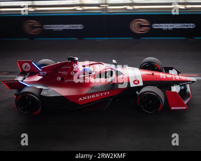 Jake Dennis, champion du monde de Formule ABB FIA 2023 lors de l'E-Prix de Londres 2023, au volant de l'Avalanche Andretti dans l'Excel Arena. Banque D'Images