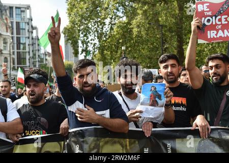 Londres, Angleterre, Royaume-Uni. 16 septembre 2023. Les Iraniens ont défilé devant l'ambassade iranienne à travers le centre de Londres pour commémorer le premier anniversaire de la mort de Mahsa Amini. Mahsa Amini a été tuée en détention le 16 septembre 2022, après son arrestation pour avoir prétendument violé les lois iraniennes relatives aux vêtements féminins, y compris le hijab, le foulard et les vêtements modestes. (Image de crédit : © Thomas Krych/ZUMA Press Wire) USAGE ÉDITORIAL SEULEMENT! Non destiné à UN USAGE commercial ! Banque D'Images