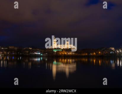 Vue panoramique et réflexions sur l'eau de la ville de Salamanque ( Espagne ) la nuit Banque D'Images