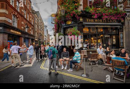 Londres, Royaume-Uni : les gens devant le pub White Lion au coin de Floral Street et James Street. Situé à Covent Garden dans le West End de Londres. Banque D'Images