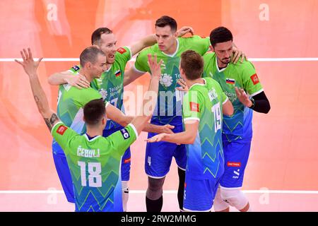 Rome, Italie. 16 septembre 2023. Jan Kozamernik de Slovénie célèbre avec les tean nates lors du match de finale de la troisième place de la CEV EuroVolley Men 2023 entre la France et la Slovénie au Palazzetto dello Sport à Rome (Italie), le 16 septembre 2023. Crédit : Insidefoto di andrea staccioli/Alamy Live News Banque D'Images