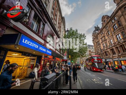 Londres, Royaume-Uni : station de métro Leicester Square sur Charing Cross Road située dans le West End de Londres. Avec le bus rouge de Londres. Banque D'Images