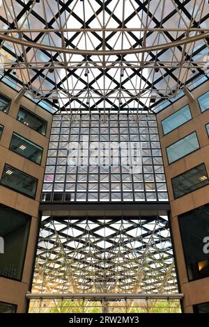 943 Street-open plaza dans le complexe Collins place couvert par une ossature spatiale avec toiture en plastique transparent. Melbourne-Australie. Banque D'Images