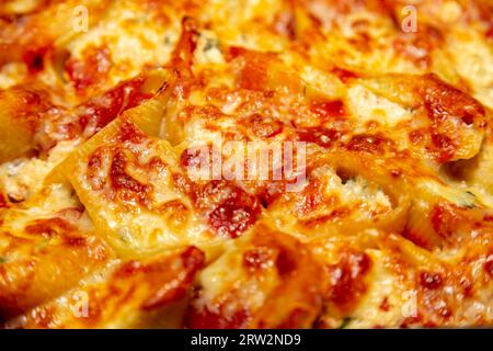 Conchiglione traditionnelle farcie à la ricotta et tomates séchées au soleil à la roquette Banque D'Images