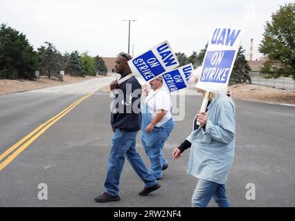 Wentzville, États-Unis. 20 septembre 2023. Le samedi 16 septembre 2023, les travailleurs Unis de l'automobile en grève tiennent leurs panneaux alors qu'ils passent devant l'entrée de l'usine de montage de Wentzville de General Motors à Wentzville, Missouri. Le vendredi 15 septembre 2023, les travailleurs Unis de l'automobile ont quitté trois usines de General Motors, Ford et Stellantis pour la première fois dans l'histoire, alors qu'ils se battaient pour un nouveau contrat. Photo de Bill Greenblatt/UPI crédit : UPI/Alamy Live News Banque D'Images