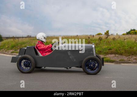 1938 30s Thirties essence 885 cc gris Austin Seven voiture à l'Ocean Speed Revival Southport Sprint sur Marine Drive. Classique et vitesse sur une route publique fermée parcours de sprint historique Coastal Road, Merseyside, Royaume-Uni Banque D'Images