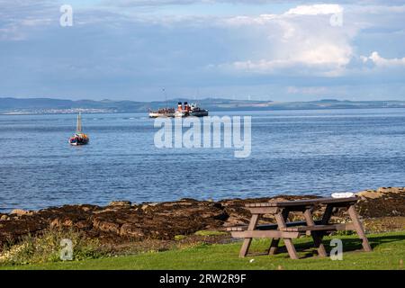 Le bateau à aubes Waverley et l'embarcation de sauvetage d'époque restaurée `Herbert John, Brodick, île d'Arran, Firth of Clyde, Écosse, ROYAUME-UNI Banque D'Images