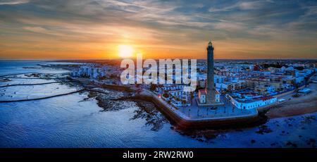 Vue drone du phare de Chipiona à l'aube dans la province de Cadix. Espagne. Banque D'Images