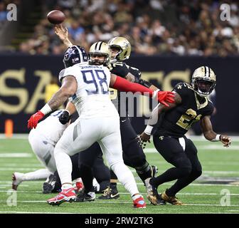 La Nouvelle-Orléans, États-Unis. 10 septembre 2023. Derek Carr (4), quarterback des Saints de la Nouvelle-Orléans, tente une passe tandis que Jeffrey Simmons (98), qui tente de précipiter le passeur lors d'un match de la National football League au Caesars Superdome à la Nouvelle-Orléans, en Louisiane, le dimanche 10 septembre 2023. (Photo de Peter G. Forest/Sipa USA) crédit : SIPA USA/Alamy Live News Banque D'Images