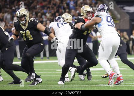 La Nouvelle-Orléans, États-Unis. 10 septembre 2023. New Orleans Saints offensive Tackle Trevor Penning (70) bloque Tennessee Titans Defensive Tackle Jeffrey Simmons (98) lors d'un match de la National football League au Caesars Superdome à la Nouvelle-Orléans, Louisiane le dimanche 10 septembre 2023. (Photo de Peter G. Forest/Sipa USA) crédit : SIPA USA/Alamy Live News Banque D'Images