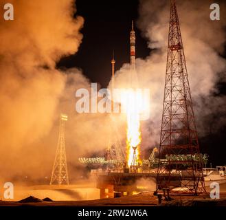 Baïkonour, Kazakhstan. 15 septembre 2023. Le vaisseau spatial russe Soyouz MS-24 décolle vers la Station spatiale internationale depuis le cosmodrome de Baïkonour, le 15 septembre 2023 à Baïkonour, Kazakhstan. L'astronaute Loral O'Hara, de la NASA, et les cosmonautes Oleg Kononenko et Nikolai Chub, de Roscosmos, se dirigent vers le laboratoire en orbite 70. Crédit : Bill Ingalls/NASA/Alamy Live News Banque D'Images