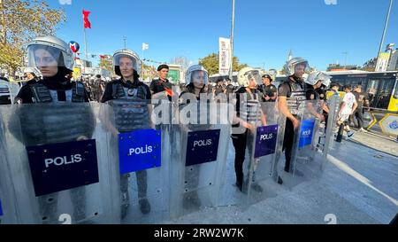 Les gens assistent à un rassemblement de protestation à Istanbul, en Turquie, le 16 septembre 2023, pour marquer le premier anniversaire de la mort de Mahsa Amini sous la garde de ira Banque D'Images