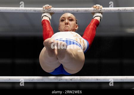 ROTTERDAM - gymnaste Tisha Volleman sur les barres lors de la deuxième compétition de qualification néerlandaise pour les championnats du monde. ANP OLAF KRAAK pays-bas sorti - belgique sorti Banque D'Images
