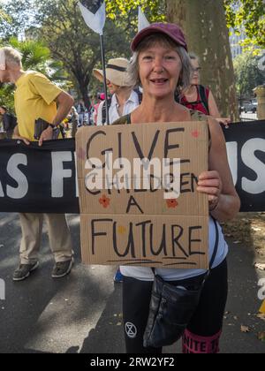 Londres, Royaume-Uni. 16 septembre 2023. Les gens défilent à Londres dans le cadre des actions menées par des millions de personnes dans le monde pour exiger que les dirigeants mondiaux réunis à New York pour le Sommet sur l’ambition climatique du Secrétaire général des Nations Unies prennent les mesures urgentes nécessaires pour une fin juste et équitable de l'utilisation de tous les combustibles fossiles. Peter Marshall/Alamy Live News Banque D'Images