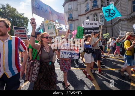 Londres, Royaume-Uni. 16 septembre 2023. Les gens défilent à Londres dans le cadre des actions menées par des millions de personnes dans le monde pour exiger que les dirigeants mondiaux réunis à New York pour le Sommet sur l’ambition climatique du Secrétaire général des Nations Unies prennent les mesures urgentes nécessaires pour une fin juste et équitable de l'utilisation de tous les combustibles fossiles. Peter Marshall/Alamy Live News Banque D'Images