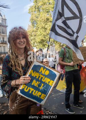 Londres, Royaume-Uni. 16 septembre 2023. Les gens défilent à Londres dans le cadre des actions menées par des millions de personnes dans le monde pour exiger que les dirigeants mondiaux réunis à New York pour le Sommet sur l’ambition climatique du Secrétaire général des Nations Unies prennent les mesures urgentes nécessaires pour une fin juste et équitable de l'utilisation de tous les combustibles fossiles. Peter Marshall/Alamy Live News Banque D'Images