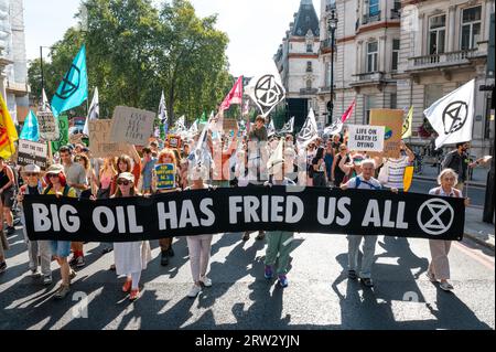 Londres, Royaume-Uni. 16 septembre 2023. Des militants pour le climat de extinction Rebellion, Fossil Free London et de nombreux autres groupes défilent à Londres en rejoignant de nombreuses actions à travers le Royaume-Uni dans le cadre de la lutte mondiale pour mettre fin aux combustibles fossiles tandis que les dirigeants mondiaux se réunissent à l'ONU à New York. Les manifestants demandent la fin de l'utilisation des combustibles fossiles et que le gouvernement britannique cesse de délivrer de nouvelles licences pétrolières et gazières en mer du Nord. Crédit : Andrea Domeniconi/Alamy Live News Banque D'Images