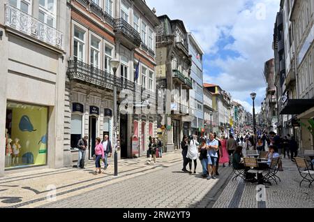 Bâtiments traditionnels le long de la rue piétonne (Rua Formosa) remplis de gens marchant et faisant du shopping, Porto, Portugal Banque D'Images