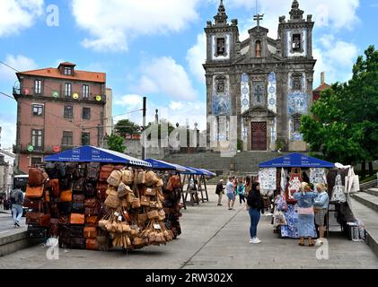 Marché de rue sur la place devant le bâtiment du patrimoine mondial de l'UNESCO, église de Saint Ildefonso, Porto, Portugal Banque D'Images