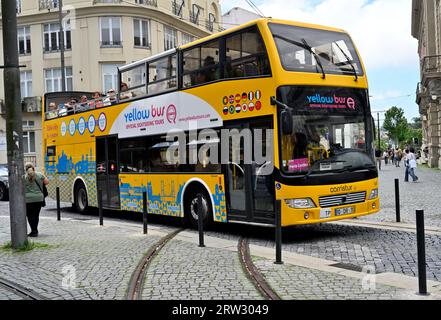 Bus touristique. Bus jaune à arrêts multiples dans la ville de Porto, Portugal Banque D'Images
