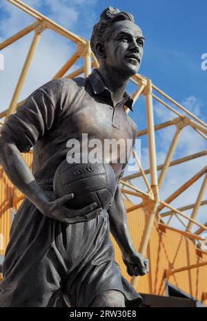 Statue de Billy Wright CBE l'ancien capitaine de Wolverhampton Wanderers et de l'Angleterre - situé à Molineux Banque D'Images