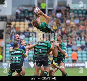 Northampton ANGLETERRE - 16 2023 septembre : Theo Vukasinovic de Northampton Saints en action lors du match entre Northampton Saints et Cambridge Rugby au Cinch Stadium Franklinn’s Gardens. Northampton Banque D'Images