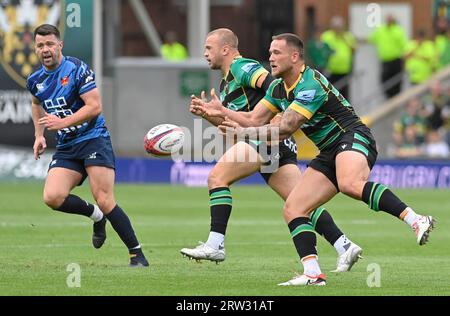 Northampton ANGLETERRE - 16 2023 septembre : Tom Seabrook de Northampton Saints passe le ballon lors du match entre Northampton Saints et Cambridge Rugby au Cinch Stadium Franklin’s Gardens. Northampton Banque D'Images