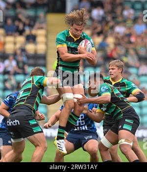 Northampton ANGLETERRE - 16 2023 septembre : Theo Vukasinovic de Northampton Saints avec le ballon lors du match entre Northampton Saints et Cambridge Rugby au Cinch Stadium Franklinn’s Gardens. Northampton Banque D'Images