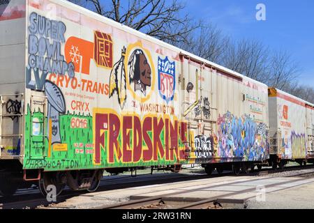 Maple Park, Illinois, États-Unis. De nombreux graffitis ont été appliqués sur un wagon-caisse à l'intérieur d'un train de marchandises de l'Union Pacific. Banque D'Images