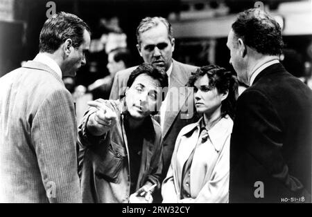 MICHAEL SASSONE réalisateur DAVID ANSPAUGH ROBERT SWAN BARBARA HERSHEY et GENE HACKMAN sur le plateau franc lors du tournage de HOOSIERS / BEST SHOT 1986 réalisateur DAVID ANSPAUGH écrivain Angelo Pizzo musique Jerry Goldsmith Cinema '84 / Hemdale / Orion Pictures Banque D'Images