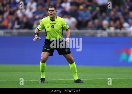 Milan, Italie. 16 septembre 2023. Simone Sozza, arbitre officiel, regarde lors du match de Serie A entre le FC Internazionale et l'AC Milan au Stadio Giuseppe Meazza le 16 2023 septembre à Milan Italie . Crédit : Marco Canoniero/Alamy Live News Banque D'Images