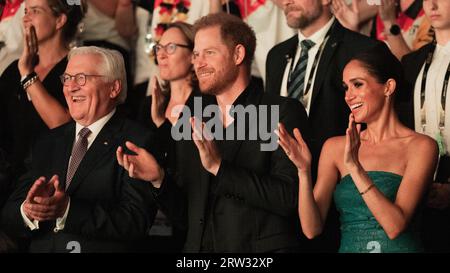 Duesseldorf, Allemagne. 16 septembre 2023. Le prince Harry (M), duc de Sussex, et son épouse Meghan, duchesse de Sussex, et le président allemand Frank-Walter Steinmeier assistent à la cérémonie de clôture des 6e Jeux Invictus à la Merkur Spiel Arena. La compétition paralympique pour les athlètes handicapés de guerre a été organisée en Allemagne pour la première fois. Crédit : Rolf Vennenbernd/dpa/Alamy Live News Banque D'Images