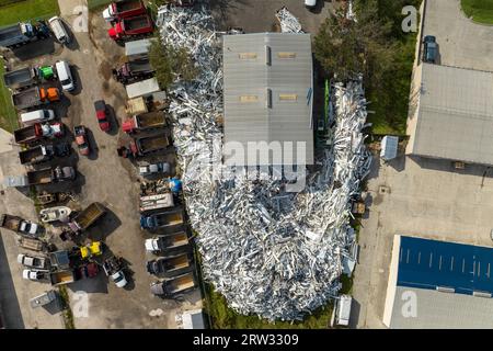 Vue aérienne d'une grande pile de ferraille de métal d'aluminium provenant de maisons brisées après que l'ouragan Ian a balayé la Floride. Recyclage des pièces cassées du mobile Banque D'Images