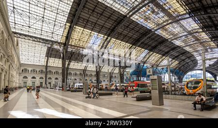 Trains aux quais de la gare de Barcelone Franca à Barcelone, Espagne, le 28 août 2023 Banque D'Images