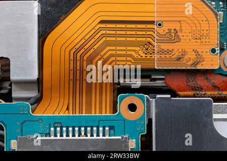 L'intérieur d'un dispositif électronique montrant la carte de circuit imprimé semi-conducteur, la puce et diverses pièces. Banque D'Images
