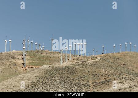 Géants du désert : turbines éoliennes à Tehachapi Pass, désert de Mojave Banque D'Images