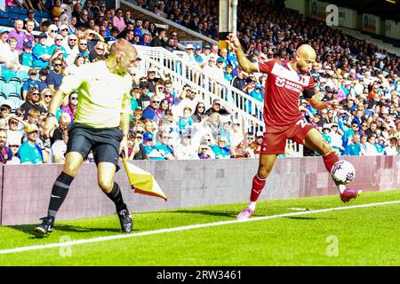 Peterborough, Royaume-Uni. 16 septembre 2023. Tom James (2 Leyton Orient) contrôle le ballon lors du match Sky Bet League 1 entre Peterborough et Leyton Orient à London Road, Peterborough le samedi 16 septembre 2023. (Photo : Kevin Hodgson | MI News) crédit : MI News & Sport / Alamy Live News Banque D'Images