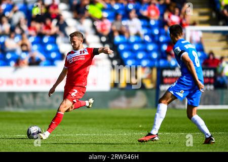 Peterborough, Royaume-Uni. 16 septembre 2023. Tom James (2 Leyton Orient) passe le ballon lors du match Sky Bet League 1 entre Peterborough et Leyton Orient à London Road, Peterborough le samedi 16 septembre 2023. (Photo : Kevin Hodgson | MI News) crédit : MI News & Sport / Alamy Live News Banque D'Images