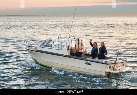 Fehmarn, Allemagne. 16 septembre 2023. Steffi Lemke (2e à partir de la droite, Bündnis 90/Die Grünen), ministre fédéral de l'Environnement, Andrea Stolte (à droite), officier Geisternetz au WWF Allemagne, et d'autres membres d'équipage sont assis à bord du Dicki dans la ceinture de Fehmarn. Lemke a pris la mer avec WWF et a participé à la tentative de récupération d'un filet fantôme de la mer Baltique. Crédit : Georg Wendt/dpa/Alamy Live News Banque D'Images