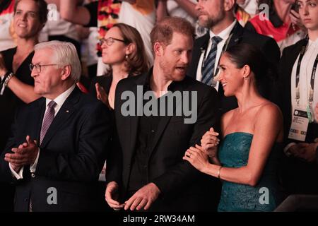 Duesseldorf, Allemagne. 16 septembre 2023. Le prince Harry (M), duc de Sussex, et son épouse Meghan, duchesse de Sussex, et le président allemand Frank-Walter Steinmeier assistent à la cérémonie de clôture des 6e Jeux Invictus à la Merkur Spiel Arena. La compétition paralympique pour les athlètes handicapés de guerre a été organisée en Allemagne pour la première fois. Crédit : Rolf Vennenbernd/dpa/Alamy Live News Banque D'Images