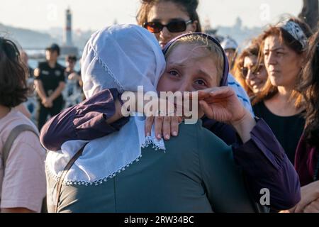 Kadikoy, Istanbul, Turquie. 16 septembre 2023. Une femme réagit lors d'un rassemblement organisé à Istanbul à l'occasion de l'anniversaire de la mort de Mahsa Amini. Mahsa Amini a été arrêtée le 13 septembre 2022 par la police de la moralité, qui a supervisé la mise en œuvre des règles de voile, au motif que son voile n'était pas conforme aux règles. Mahsa Amini est tombée dans le coma et est décédée en détention à Téhéran, en Iran, le 16 septembre 2022. (Image de crédit : © Tolga Uluturk/ZUMA Press Wire) USAGE ÉDITORIAL SEULEMENT! Non destiné à UN USAGE commercial ! Banque D'Images