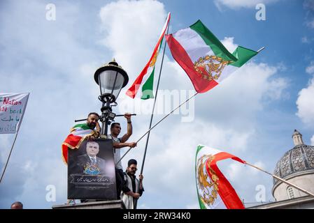 Londres, Royaume-Uni. 16 septembre 2023. Les manifestants brandissent des drapeaux iraniens à Trafalgar Square pendant le Mahsa Amini Day - Woman Life Freedom Rally. Les Iraniens et les non-Iraniens se sont joints à la marche pour la démocratie. À l'occasion de l'anniversaire de la mort de Mahsa Amini, des rassemblements mondiaux ont été organisés dans toutes les villes du monde pour manifester leur solidarité avec le peuple iranien qui subit une oppression et une injustice immenses de la part du régime de la République islamique et de ses forces de sécurité, le corps des gardiens de la révolution islamique iranienne (CGRI). (Photo de Loredana Sangiuliano/SOPA Images/Sipa USA) crédit : SIPA USA/Alamy Live News Banque D'Images