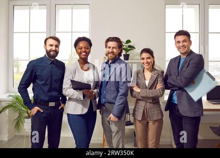 Portrait de l'équipe d'affaires multiraciales heureuse et réussie posant dans le bureau. Banque D'Images