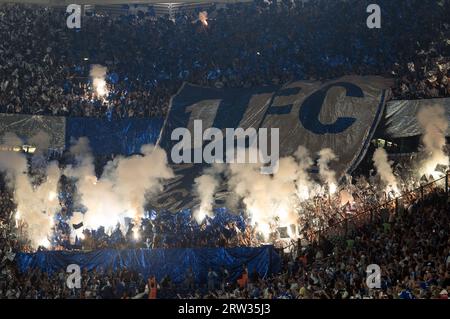 Gelsenkirchen, Allemagne. 16 septembre 2023. Football : 2e Bundesliga, FC Schalke 04 - 1. FC Magdeburg, Journée 6, Veltins Arena. Les fans de Mageburg déclenchent des feux d'artifice. Crédit : Bernd Thissen/dpa - REMARQUE IMPORTANTE : conformément aux exigences de la DFL Deutsche Fußball Liga et de la DFB Deutscher Fußball-Bund, il est interdit d’utiliser ou de faire utiliser des photographies prises dans le stade et/ou le match sous forme de séquences et/ou de séries de photos de type vidéo./dpa/Alamy Live News Banque D'Images